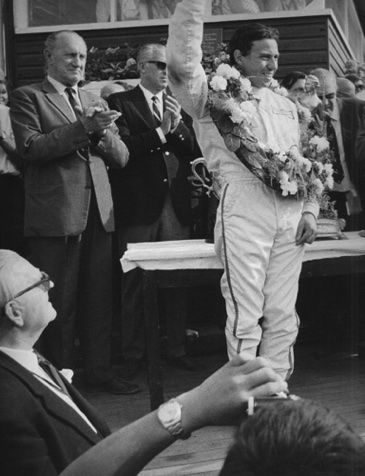 Un spectateur étonnant au pieds du podium : Enzo Ferrari en personne !